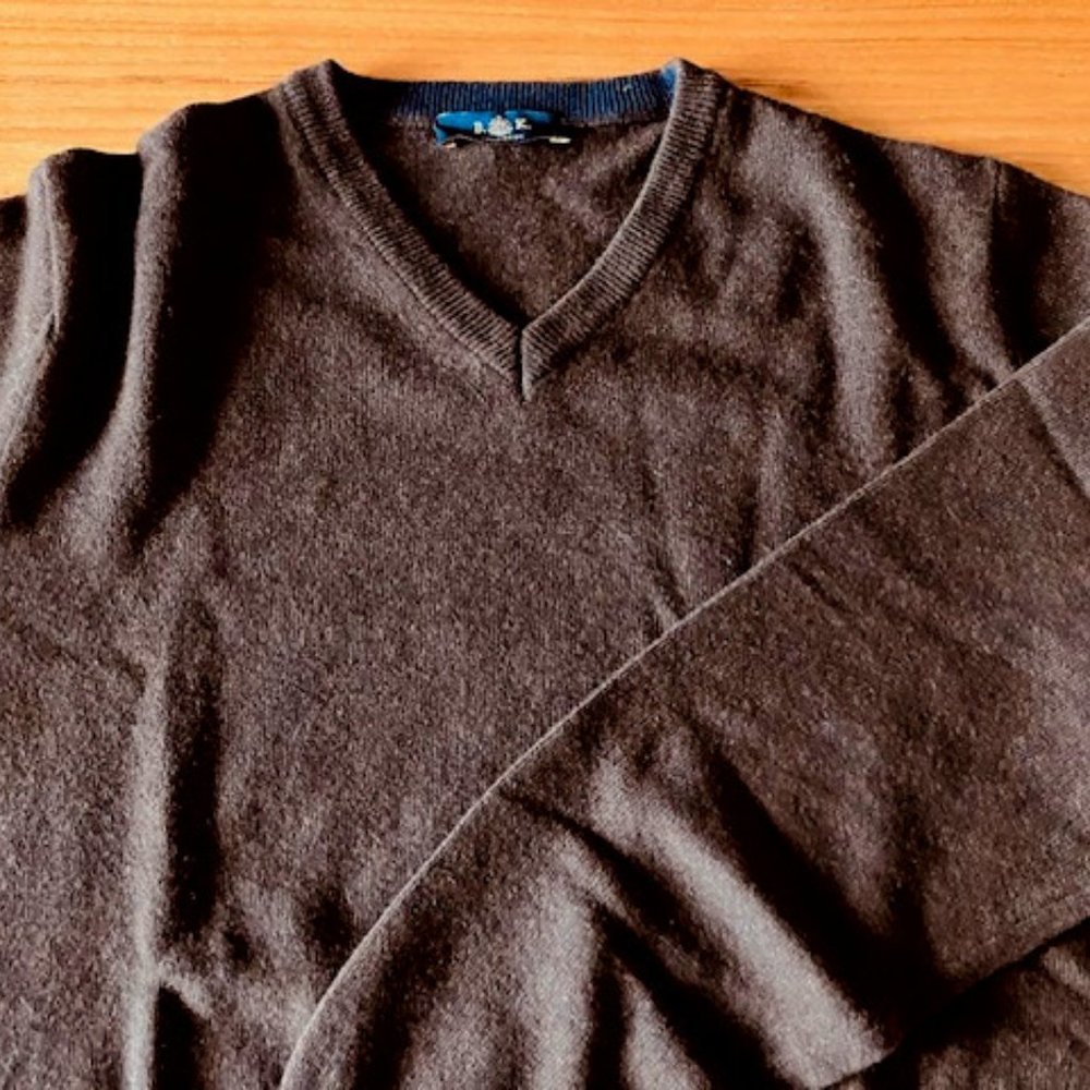 B  K Collection Men's Brown V-Neck Sweater (M)